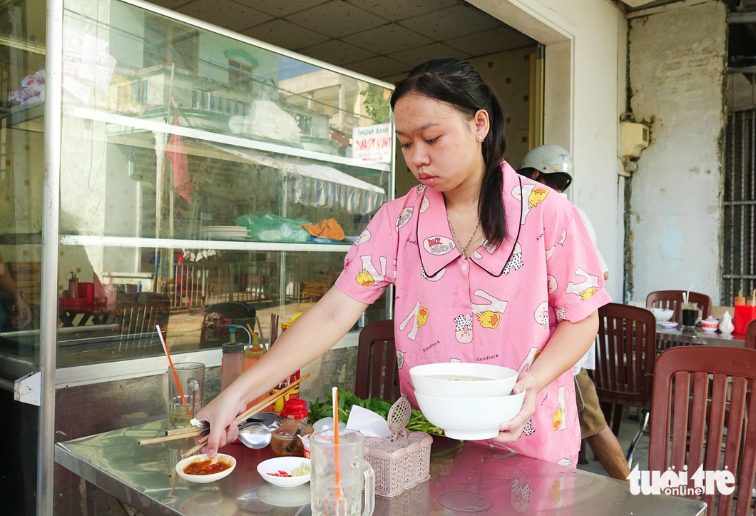 Yến Nhi đi làm thêm ở quán ăn để kiếm tiền đi học