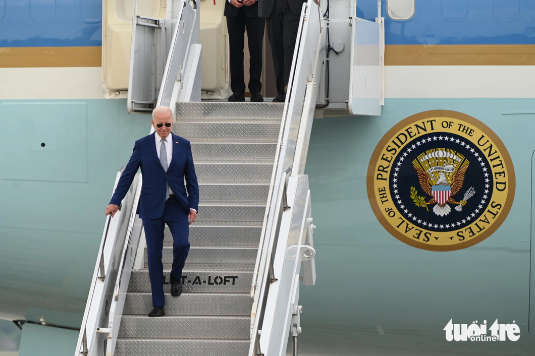 Tổng thống Mỹ Joe Biden bước ra khỏi Chuyên cơ Không lực 1 (Air Force One) tại sân bay Nội Bài chiều 10-9 - Ảnh: HỒNG QUANG