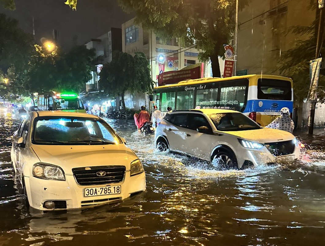 Mưa kéo dài 1 tiếng, điểm nóng ngập lụt Đà Nẵng lênh láng nước