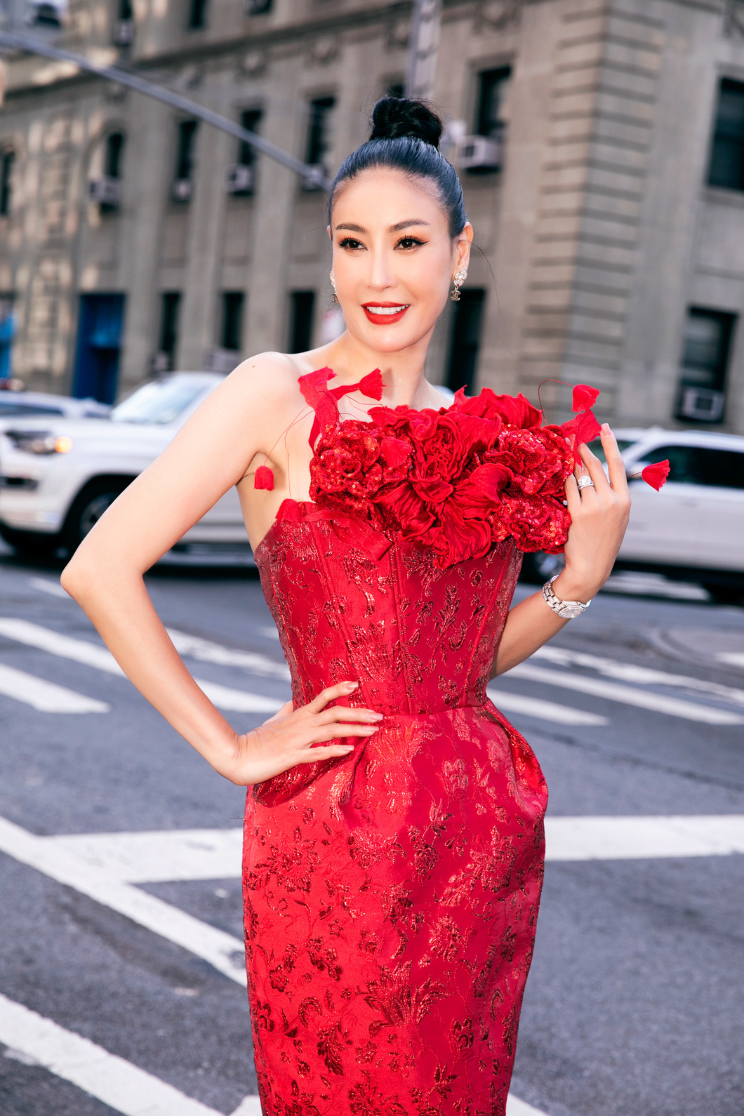 Hoa hậu Hà Kiều Anh quyến rũ trong thiết kế của Đỗ Mạnh Cường - Ảnh: KIẾNG CẬN TEAM