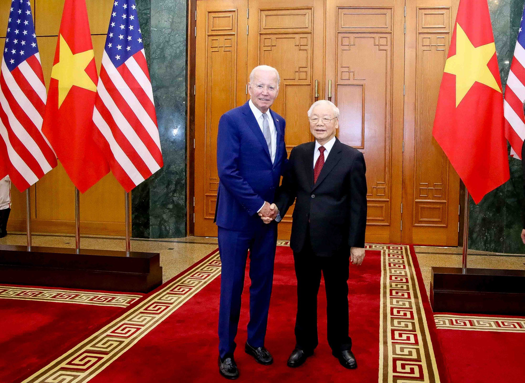 Tổng bí thư Nguyễn Phú Trọng bắt tay Tổng thống Mỹ Joe Biden trước khi hai nhà lãnh đạo bước vào hội đàm tại Văn phòng Trung ương Đảng - Ảnh: TTXVN