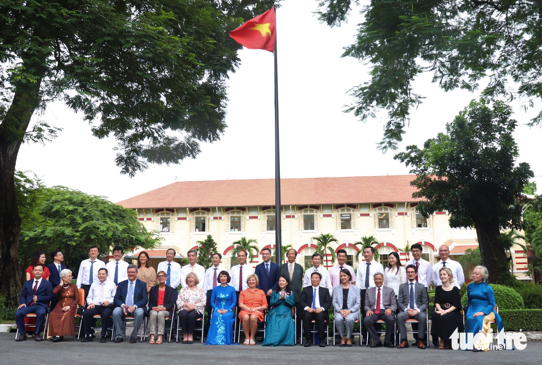 Lãnh đạo Bộ Y tế cùng các lãnh đạo văn phòng, vụ, cục, các bệnh viện, viện, thượng nghị sĩ và chủ tịch Hội Hữu nghị Pháp - Việt, tổng lãnh sự nước Cộng hòa Pháp tại Việt Nam chụp ảnh trong ngày lễ kỷ niệm 200 năm ngày sinh nhà khoa học Louis Pasteur - Ảnh: X.MAI