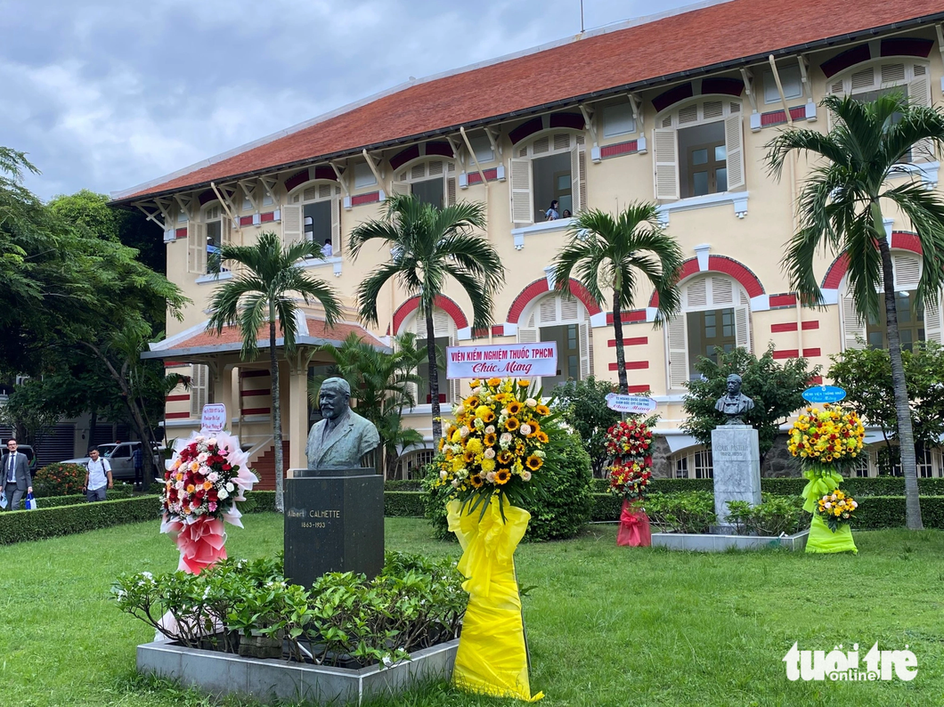 Tượng của nhà khoa học Louis Pasteur (phía sau) và bác sĩ Albert Calmette - một trong số những học trò xuất sắc của ông - trong khuôn viên Viện Pasteur TP.HCM. Đây là một trong những viện Pasteur đầu tiên trên thế giới, được thành lập vào năm 1891 - Ảnh: X.MAI