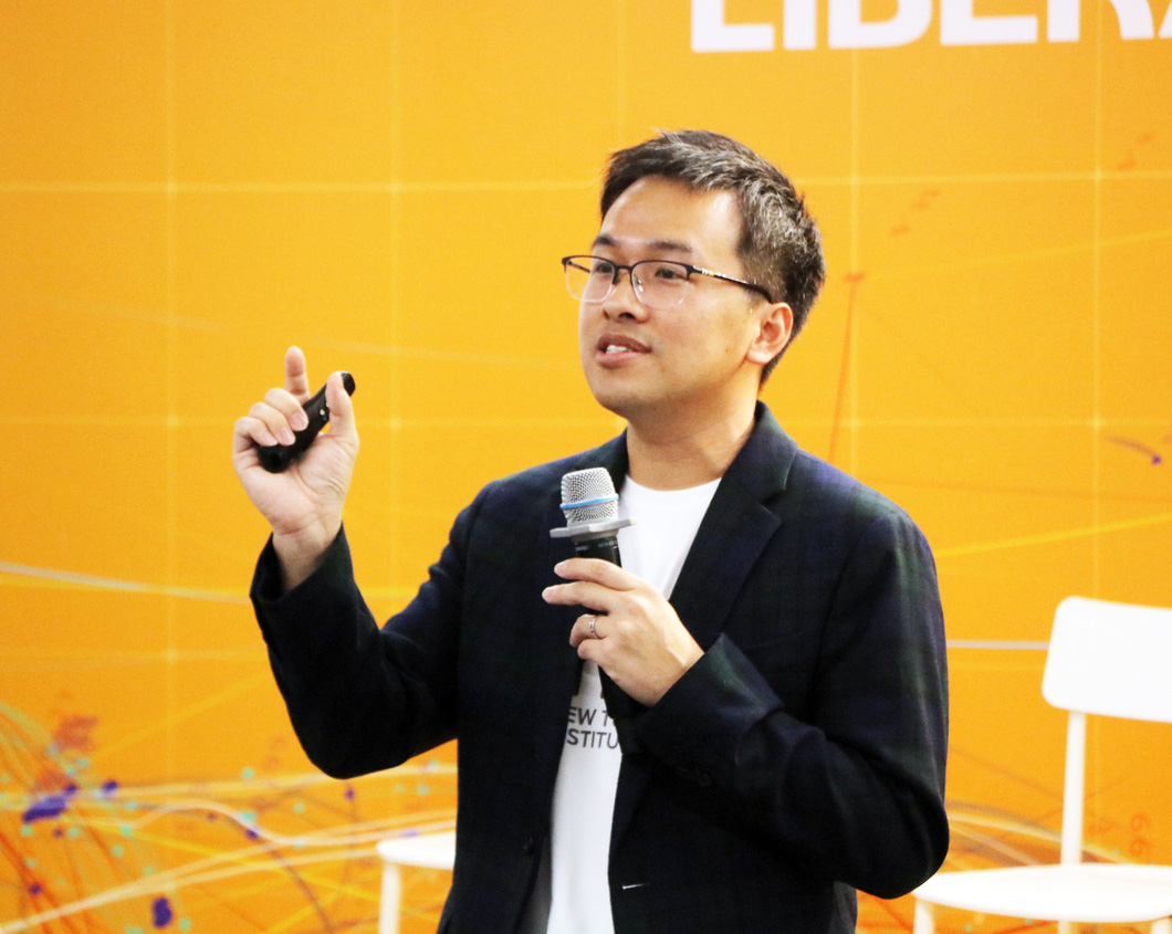 Tiến sĩ Lương Minh Thắng chia sẻ với sinh viên Trường đại học Fulbright về trí tuệ nhân tạo và ChatGPT - Ảnh: TRỌNG NHÂN