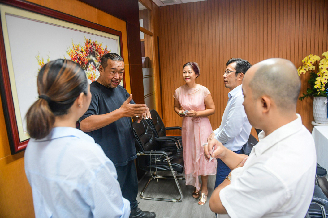 Đầu bếp Matsuo Tomoyuki (thứ hai từ trái sang) trả lời thắc mắc của các chủ quán phở Việt Nam về kinh nghiệm chuẩn bị thực phẩm ở Nhật Bản - Ảnh: QUANG ĐỊNH