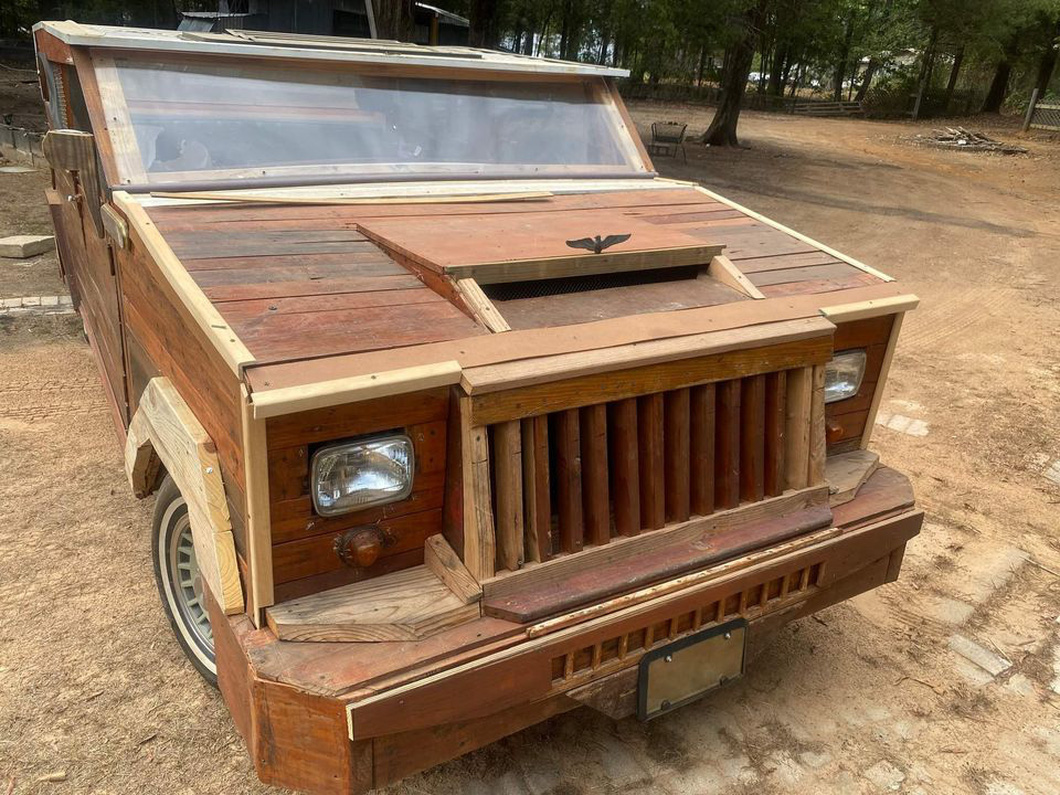 However, it can also be seen that the design is influenced by many other car models besides the Ford F-150, for example the wooden grille design is more reminiscent of Jeep - Photo: Facebook Marketplace