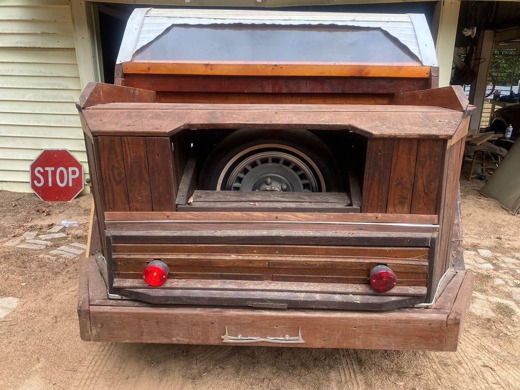 The Ford F-150 pickup surprises with its unusual wooden shell - photo 5. The car still has a rear trunk, but it is much more modest than the original. That's why it's hard for pure pickup fans to recognize it as a pickup - Photo: Facebook Marketplace