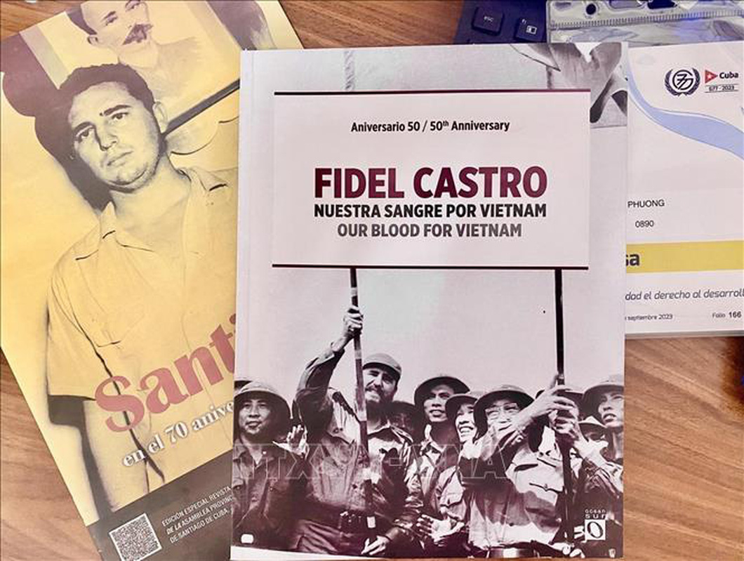 Hãng Thông tấn Prensa Latina trân trọng giới thiệu tới độc giả cuốn sách "Fidel Castro - Vì Việt Nam, nguyện hiến dâng cả máu! (Fidel Castro - Nuestra Sangre Por Vietnam)" - Ảnh: TTXVN