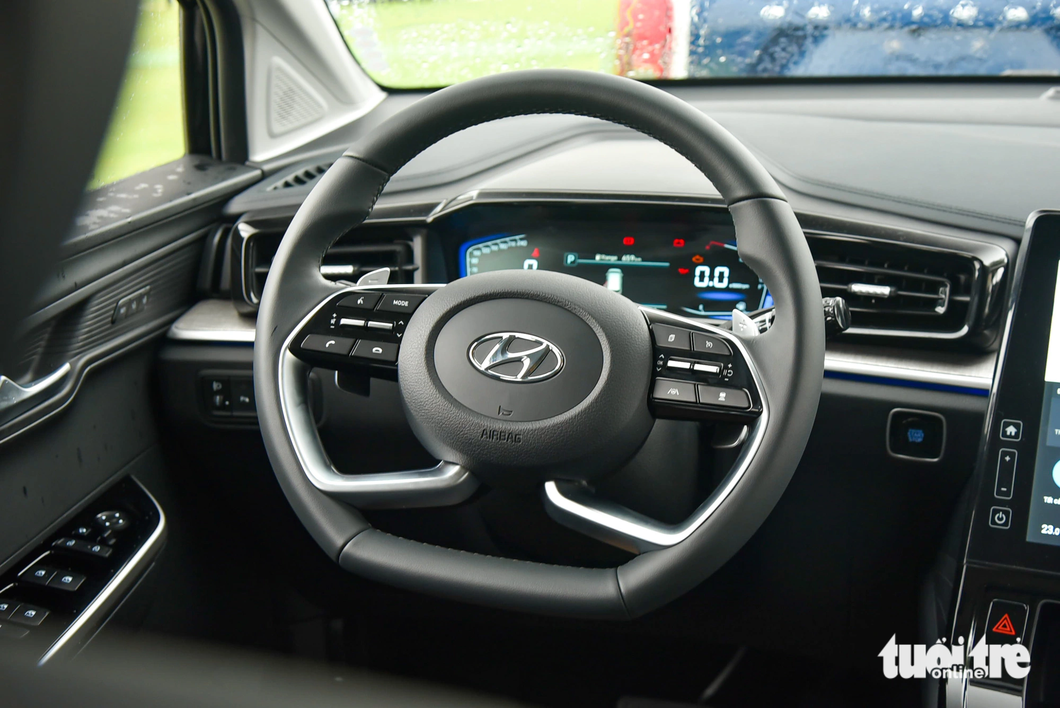 The steering wheel is similar to that of the Tucson, integrated with the gearshift lever.  The LCD screen displays information such as accents.  Santa Fe gear shift button.  Some other notable equipment includes electronic parking brake, automatic air conditioning, remote ignition, interior lighting and 2 sunroofs - Photo: Le Hoang