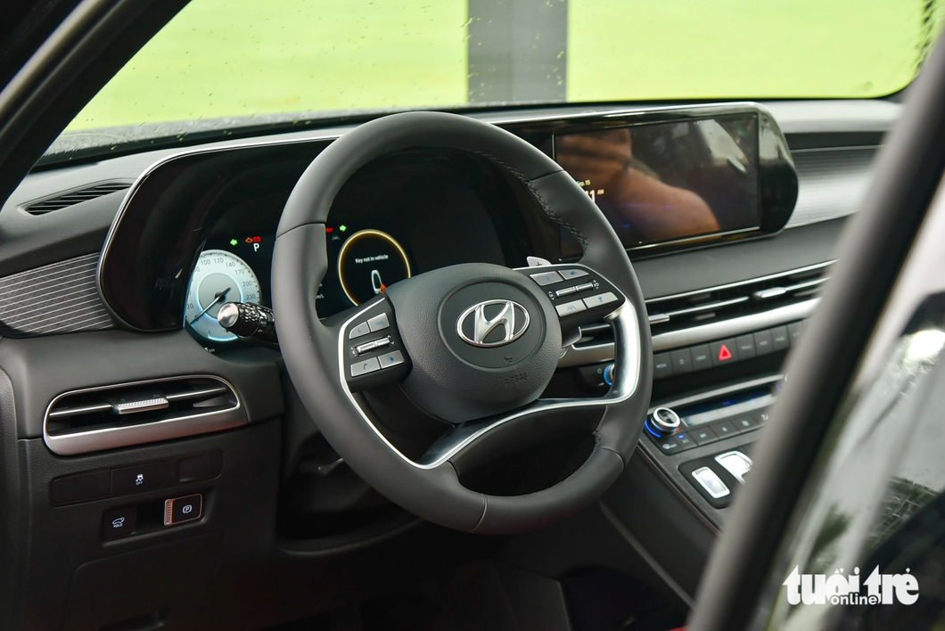 The steering wheel changed its interface from 3 to 4 spoke.  At the rear is a new 10-inch digital dashboard - Photo: Le Hoang