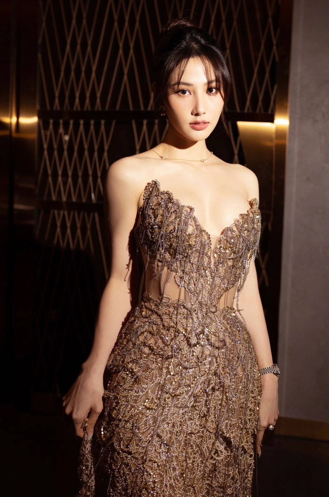 Diễn viên Diễm My 9X quyến rũ trong váy của Phan Huy