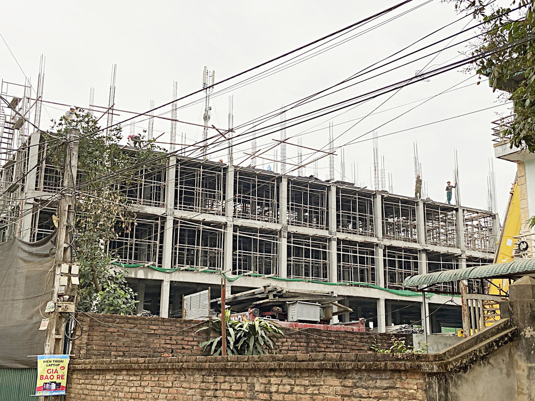 Một chung cư mini được xây dựng hoành tráng ở thôn Phú Hữu (xã Tân Xã) vào tháng 3-2023 - Ảnh: QUANG THẾ
