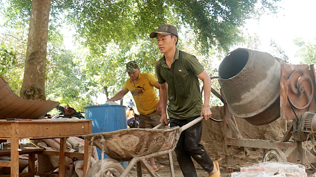 Sùng A Giàng, tân sinh viên mồ côi cha mẹ, làm thuê nuôi ba em đang tuổi ăn học