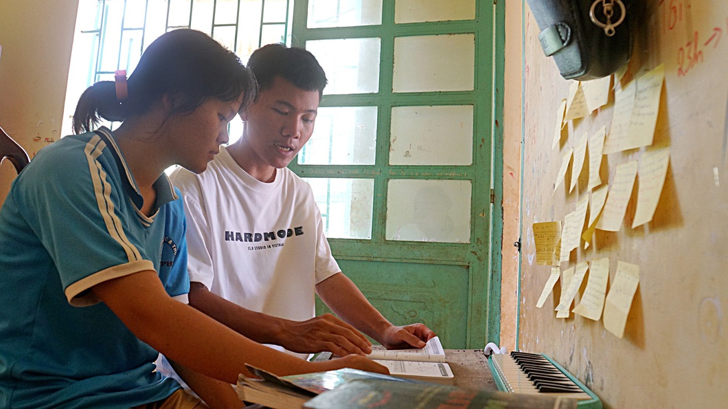 Anh trai Sùng A Giàng dạy học cho em Sùng Thị Gió năm nay lên lớp 10