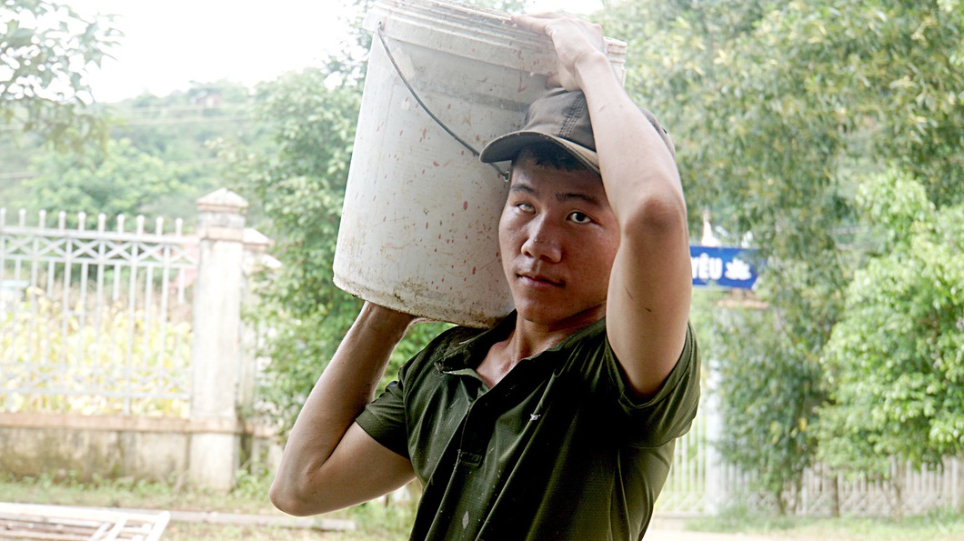 Sùng A Giàng bị hỏng một mắt từ nhỏ làm thuê kiếm tiền lo cho các em học hành