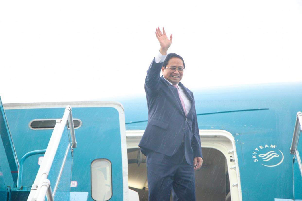 Thủ tướng Phạm Minh Chính vẫy tay chào trước khi bắt đầu chuyến công tác - Ảnh: DUY LINH