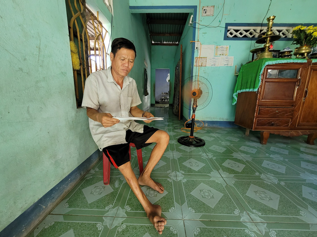 Mr Hoang's diabetes is worsening, but he is still working hard for his child's future - Photo: Tran Huong