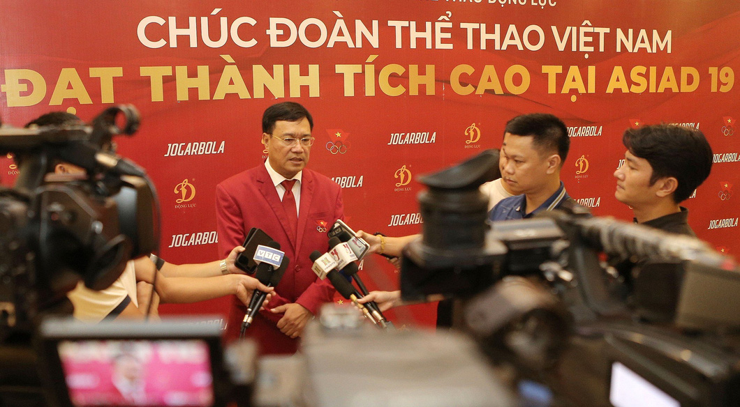 Ông Đặng Hà Việt - trưởng đoàn thể thao Việt Nam tại Asiad 19 - trả lời phỏng vấn tối 16-9 trong lễ xuất quân của đoàn - Ảnh: HOÀNG TÙNG