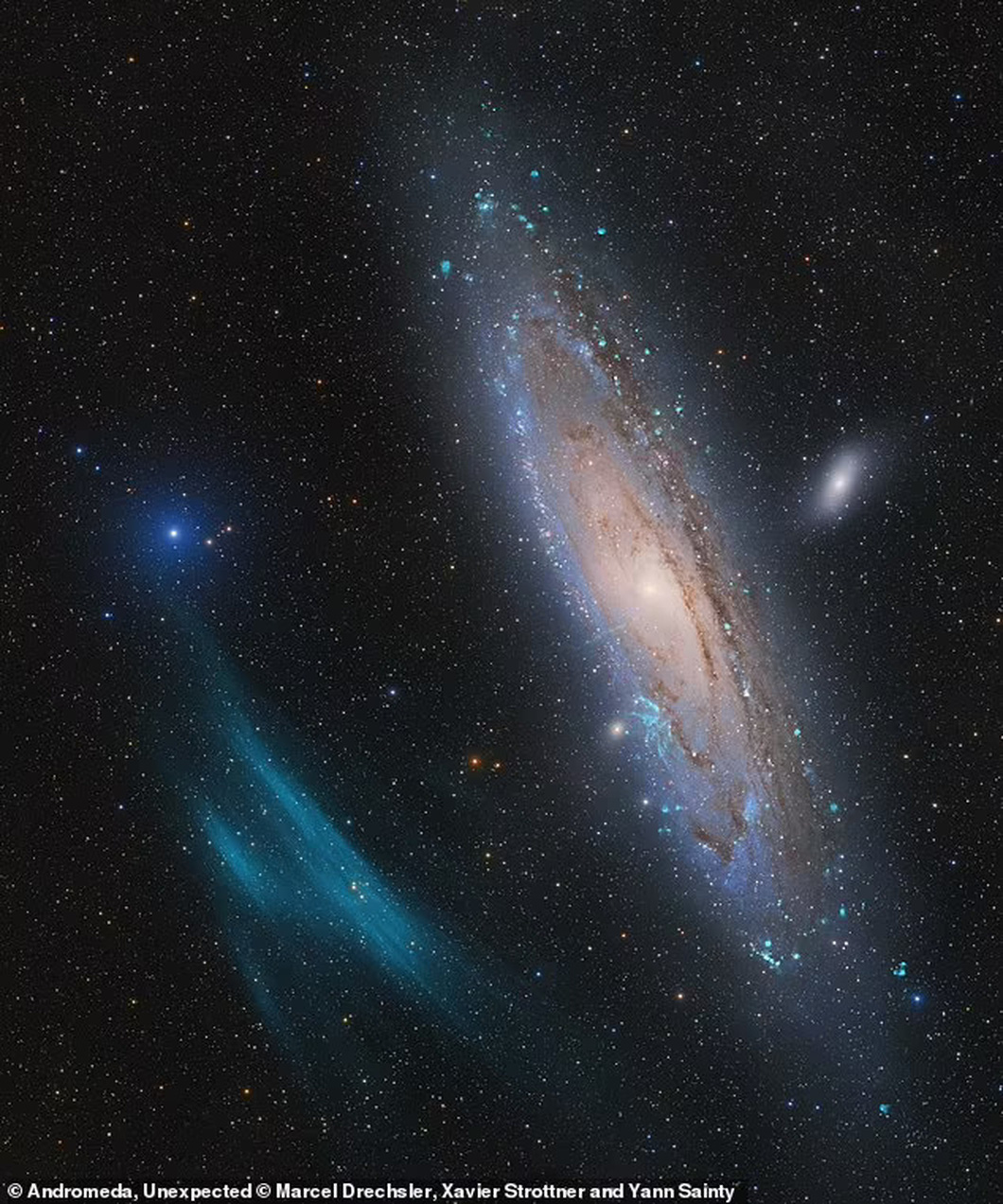 Marcel Drechsler (Đức), Xavier Strottner và Yann Sainty (Pháp) giành giải Nhiếp ảnh gia thiên văn năm 2023  với bức ảnh &quot;Andromeda, Unexpected&quot;. Ảnh chụp lại vòng cung plasma khổng lồ bên cạnh thiên hà Andromeda (thiên hà Tiên Nữ) - Ảnh: DAILY MAIL