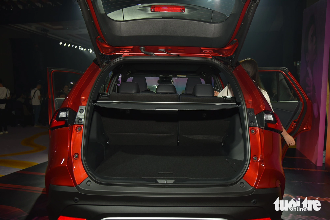 The luggage compartment capacity is 471 liters in the gasoline version and 466 liters in the hybrid version - Photo: LE HOANG