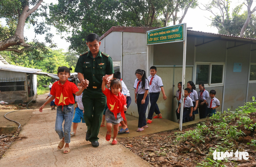 Thiếu tá Trần Bình Phục, đội phó đội công tác vận động quần chúng Đồn biên phòng Hòn Chuối, đã trở thành người thầy "bất đắc dĩ" trên đảo Hòn Chuối 14 năm qua - Ảnh: CHÂU TUẤN