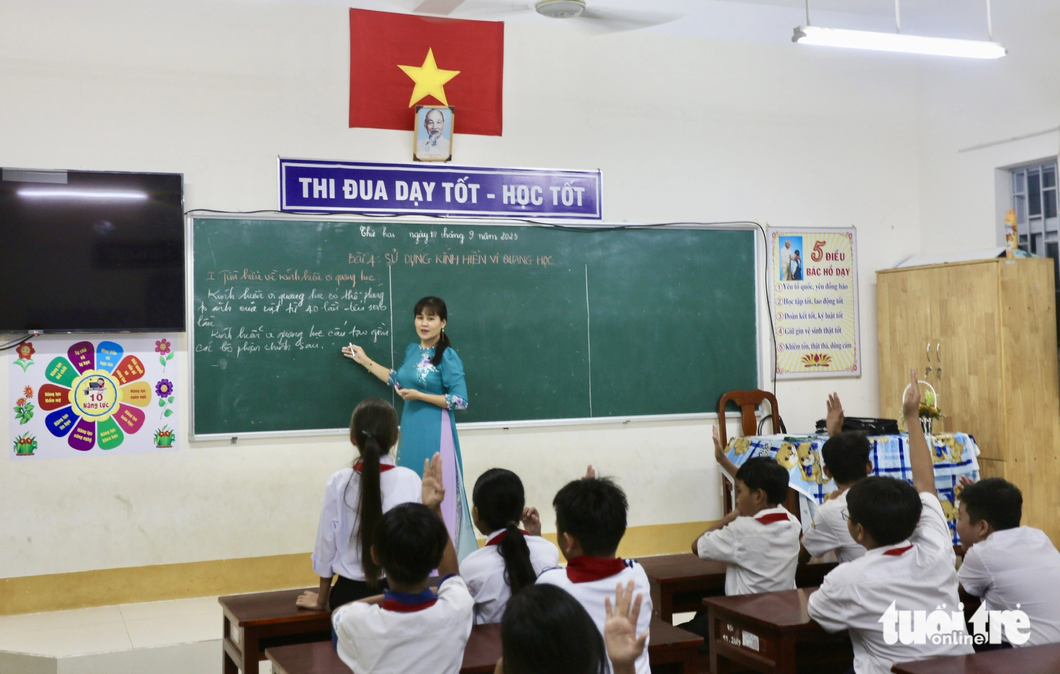 Cô Phạm Thị Kim Tiên (quê Vĩnh Long) đang dạy các em học tại trường học tiểu học - trung học cơ sở Thổ Châu (đảo Thổ Chu) - Ảnh: CHÂU TUẤN