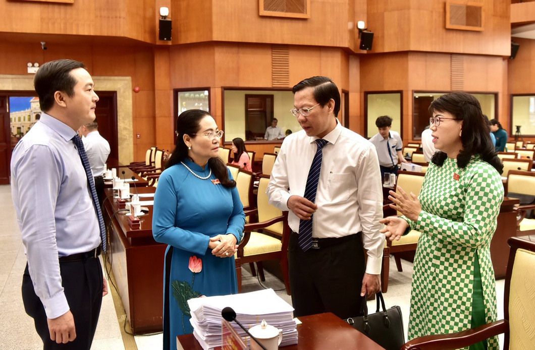 - Ảnh 3. Thường trực HĐND TP.HCM đề nghị UBND TP, các cấp, các ngành tiếp tục triển khai quyết liệt các nhiệm vụ, giải pháp đã đề ra trong các nghị quyết; rà soát các chỉ tiêu còn đạt thấp, khó đạt để có giải pháp phù hợp; khẩn trương phân bổ các nguồn vốn đẩy nhanh tiến độ thực hiện các công trình, dự án - Ảnh: T.T.D