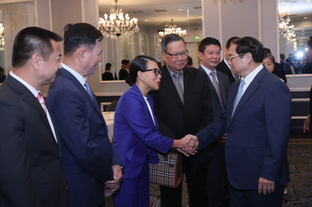 Thủ tướng Phạm Minh Chính bắt tay với đại diện một số doanh nghiệp Việt kiều tiêu biểu - Ảnh: NHẬT BẮC