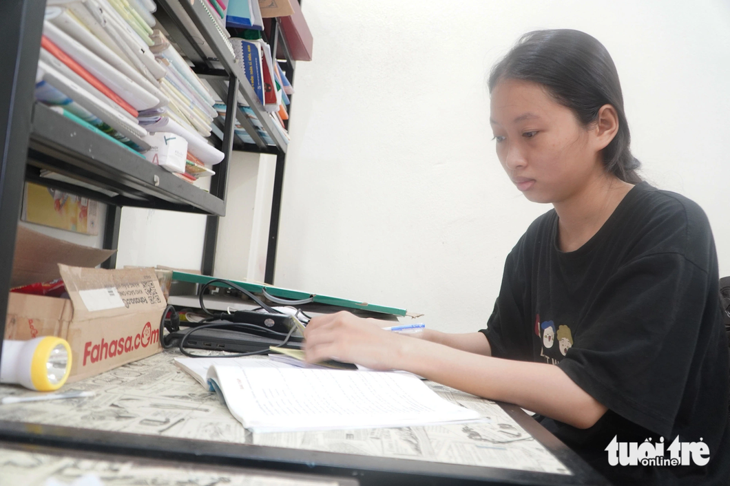 Sớm mồ côi cha mẹ, Đỗ Thị Xuân Lộc luôn nỗ lực học tập - Ảnh: LÊ TRUNG