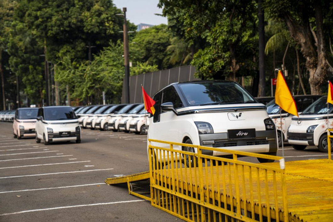 Discover the Indonesian electric car that will be used to serve the 2023 ASEAN Summit - Photo 4. There are 2 versions of Wuling Air EV in Indonesia: Long Range and Standard Range, with a selling price of 243 – 299.5 million rupiah (380 – 470 million VND). Serving the 43rd ASEAN Summit are the Long Range versions, equipped with multiple features and a two-tone white-black exterior - Photo: Wuling