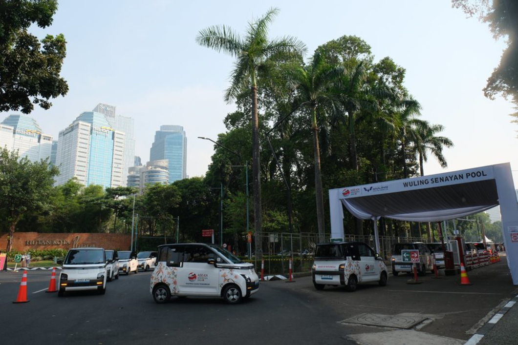 Discover the Indonesian electric car that will be used to serve the 2023 ASEAN Summit - Photo 6. The Wuling Air EV is considered a more advanced version of the Hongguang miniEV already present in Vietnam. The Long Range version uses a 50 kilowatts (68 horse power) electric motor combined with an LFP battery, which helps the car reach a top speed of 100 km/h. The car has a fast charging feature, it only takes 45 minutes to charge from 30% to 80%, with a range of 300 km when the battery is full - Photo: Wuling