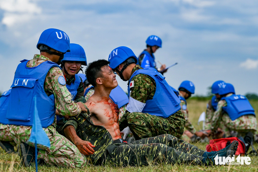 Tình huống mô phỏng nhiều sĩ quan công binh bị thương do tiếp xúc với vật nổ còn sót lại sau chiến tranh - Ảnh: NAM TRẦN