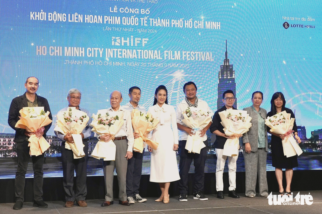 HIFF 3: Bà Nguyễn Thị Thanh Thúy, phó giám đốc Sở Văn hóa và Thể thao TP.HCM, tặng hoa cho dàn cố vấn của liên hoan phim - Ảnh: HỮU HẠNH