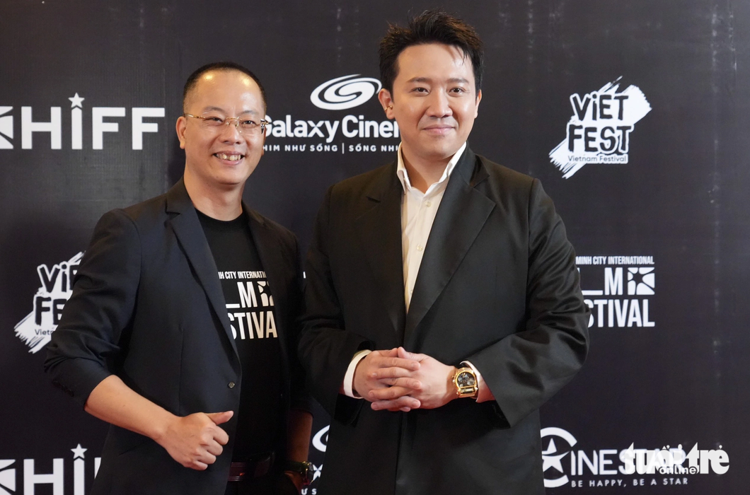 Diễn viên, nhà sản xuất Trấn Thành (phải) và ông Phạm Minh Toàn, chủ tịch VIETFEST - đơn vị tư vấn, phối hợp tổ chức liên hoan phim - Ảnh: HỮU HẠNH