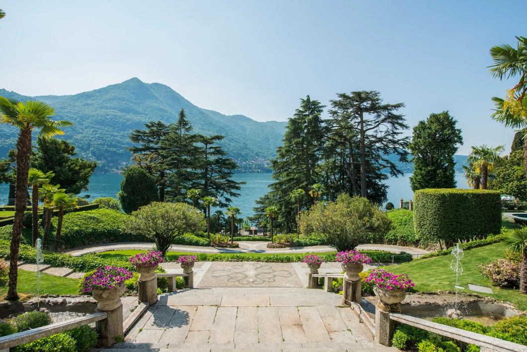 Khu vườn phía sau khách sạn Passalacqua dẫn ra khu vực hồ Como - Ảnh: VOGUE