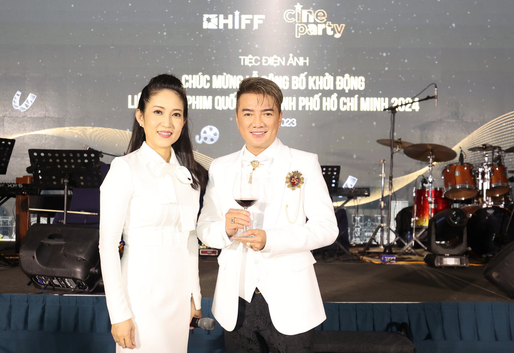 Bà Nguyễn Thị Thanh Thúy và ca sĩ Đàm Vĩnh Hưng tại bữa tiệc Cine Party sau họp báo khởi động liên hoan phim - Ảnh: BTC