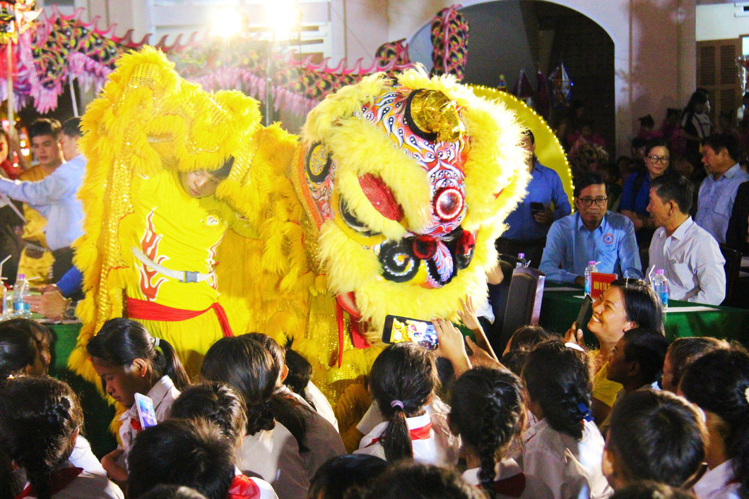 Children enjoy the lion dance performance - Photo: Tran Hoai