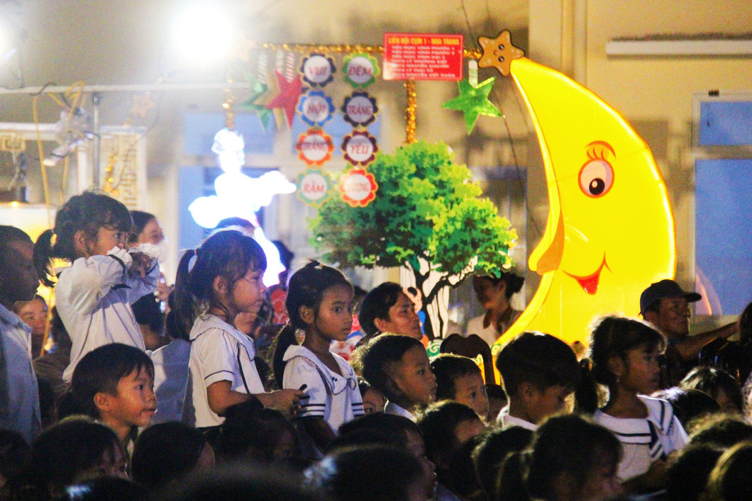 Những chiếc lồng đèn khổng lồ được làm bởi liên đội các trường trên địa bàn tỉnh Khánh Hòa "thắp sáng" sân trường - Ảnh: TRẦN HOÀI