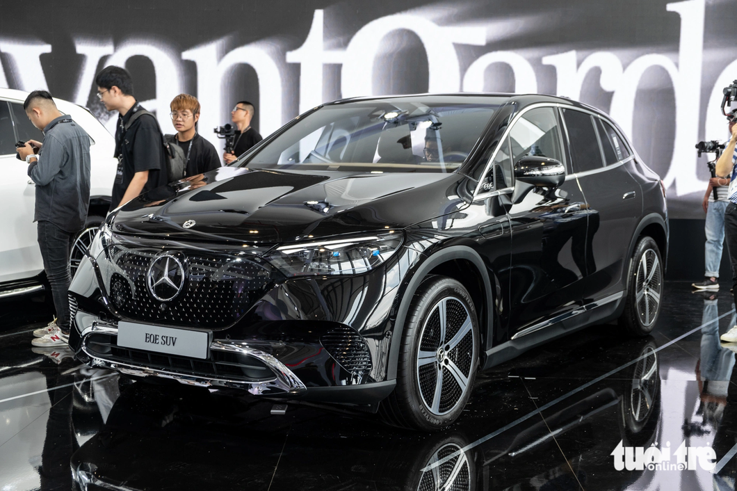 The dimensions of the Mercedes-Benz EQI SUV are 4,874 x 1,920 x 1,677 (mm), which is 132 mm shorter and 11 mm narrower than the sedan.  Wheelbase length 3,030 mm – Photo: The ANH