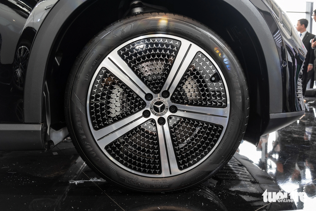 Mercedes-Benz EQI SUV launched: price around 4 billion, can go to Hanoi-Quang Binh when fully charged - Photo 4. Unlike the EQB and EQS SUVs, the exterior of the Mercedes-Benz EQE 500 4Matic owns the Electric Art Design package in the Vietnamese market. The front of the car stands out with a black grille with a series of 3D decorative patterns. The lighting system is digital light with the ability to extend the projection angle and automatically adjust the stage/universe. 5-spoke rim, size 20 inches. The car has many distinctive delicate details such as hidden door handles - Photo: The ANH