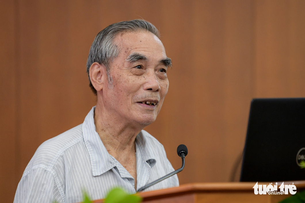 Ông Nguyễn Văn Vấn (81 tuổi) gửi lời cảm ơn đến lực lượng cứu hộ, bác sĩ đã cứu chữa nạn nhân - Ảnh: NAM TRẦN