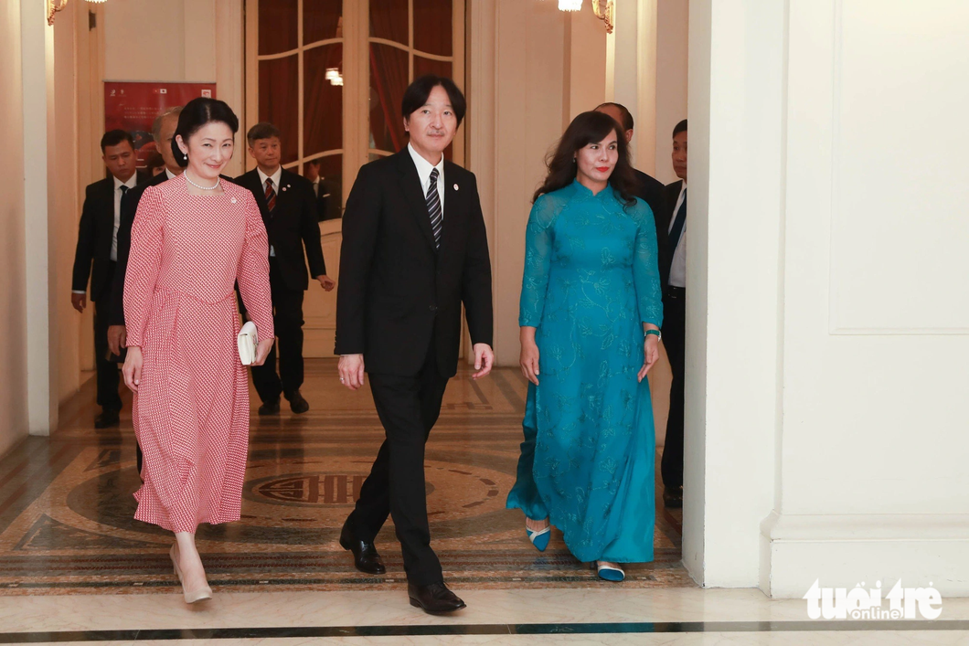 Vợ chồng Hoàng thái tử Akishino và giám đốc Nhà hát lớn Hà Nội - bà Minh Nguyệt (áo dài xanh, bìa phải) tiến vào khán phòng xem vở opera Công nữ Anio - Ảnh: DANH KHANG