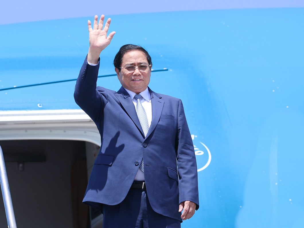 Thủ tướng Phạm Minh Chính vẫy tay chào khi đến sân bay quốc tế Sao Paulo-Guarulhos - Ảnh: NHẬT BẮC