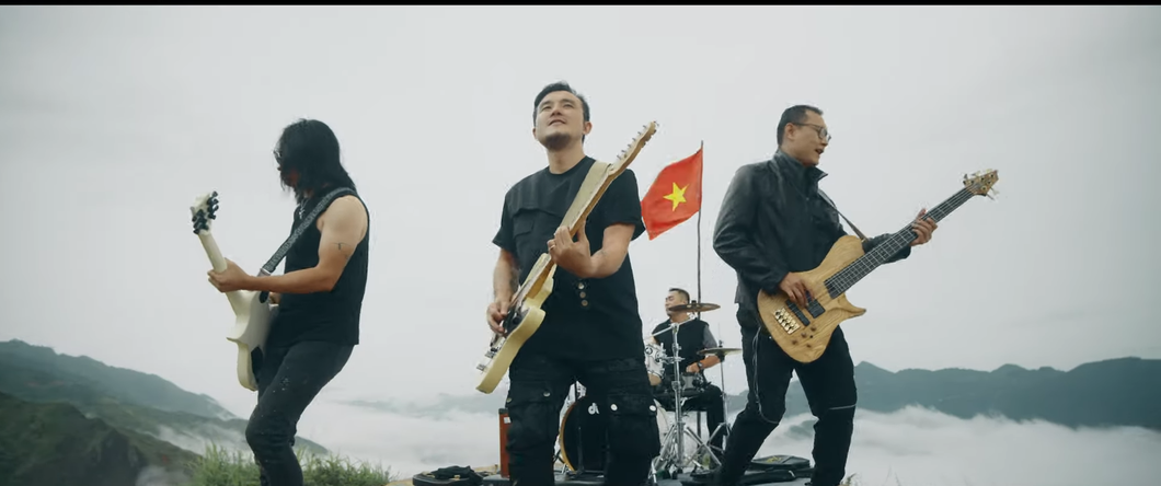 Ban nhạc Bức Tường chơi nhạc trên sống lưng khủng long Tà Xùa trong MV - Ảnh cắt trong MV