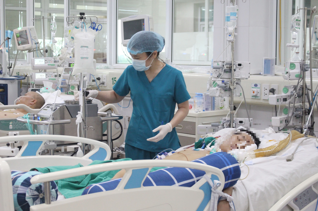 Nhiều bệnh nhân sốt xuất huyết nặng phải thở máy đang điều trị tại Bệnh viện Bệnh nhiệt đới trung ương - Ảnh: DƯƠNG LIỄU