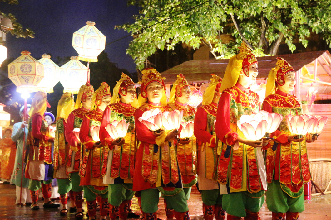 Đội múa "Lục cúng hoa đăng" cũng tham gia rước đèn đêm trăng bên trong Đại Nội Huế - Ảnh: NHẬT LINH