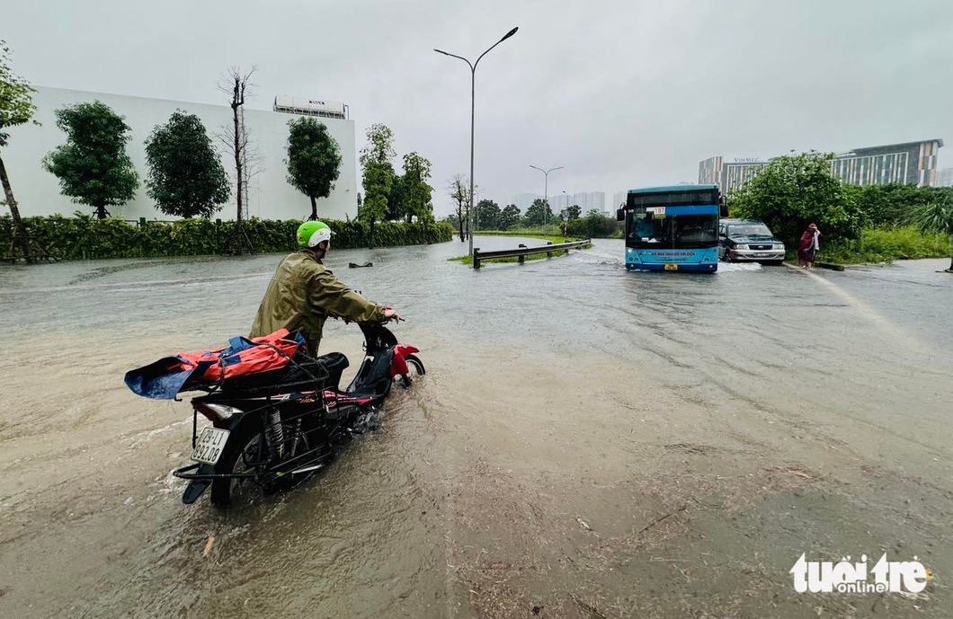 Ngập tại Đại lộ Thăng Long - Ảnh: NGUYỄN KHÁNH