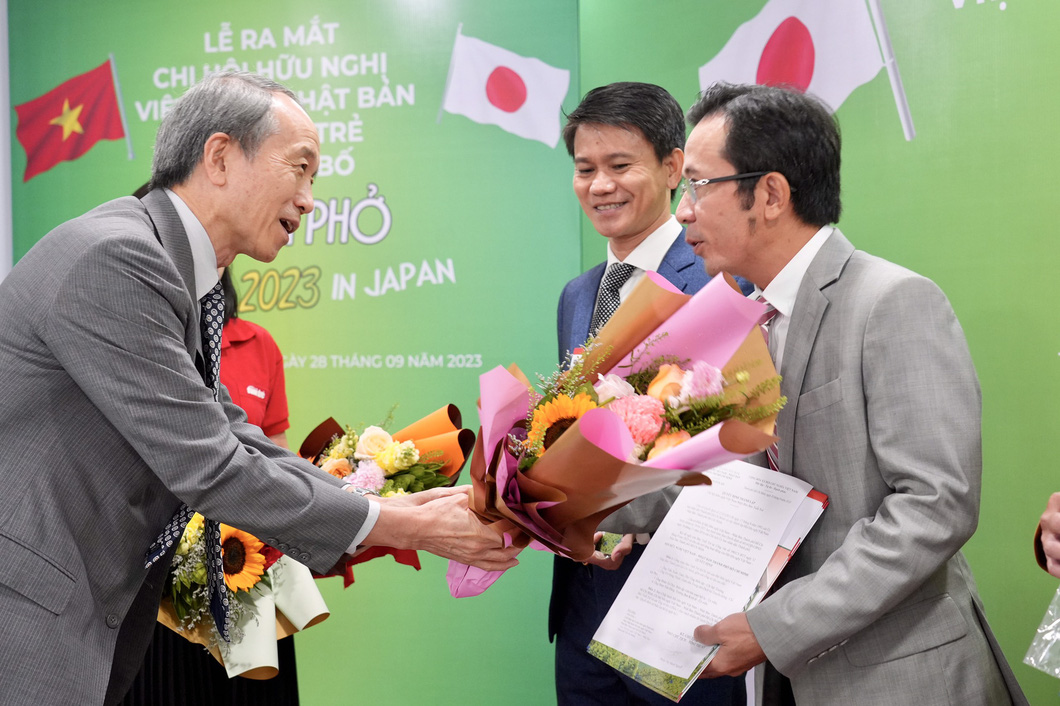 Ông Masuo Ono - tổng lãnh sự Nhật Bản tại TP.HCM và ông Trần Xuân Toàn, phó tổng biên tập báo Tuổi Trẻ (bìa phải), ông Võ Hùng Thuật - giám đốc Trung tâm Dịch vụ truyền thông báo Tuổi Trẻ (giữa) - Ảnh: HỮU HẠNH