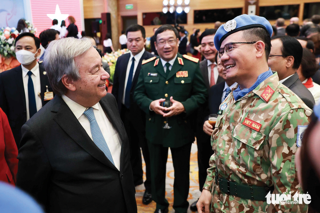 Tổng thư ký Liên Hiệp Quốc Antonio Guterres trò chuyện với chiến sĩ "Mũ nồi xanh" Việt Nam trong chuyến thăm Việt Nam tháng 10-2022. Ông dành nhiều tình cảm cho những người lính thuộc Lực lượng gìn giữ hòa bình - Ảnh: NGUYỄN KHÁNH