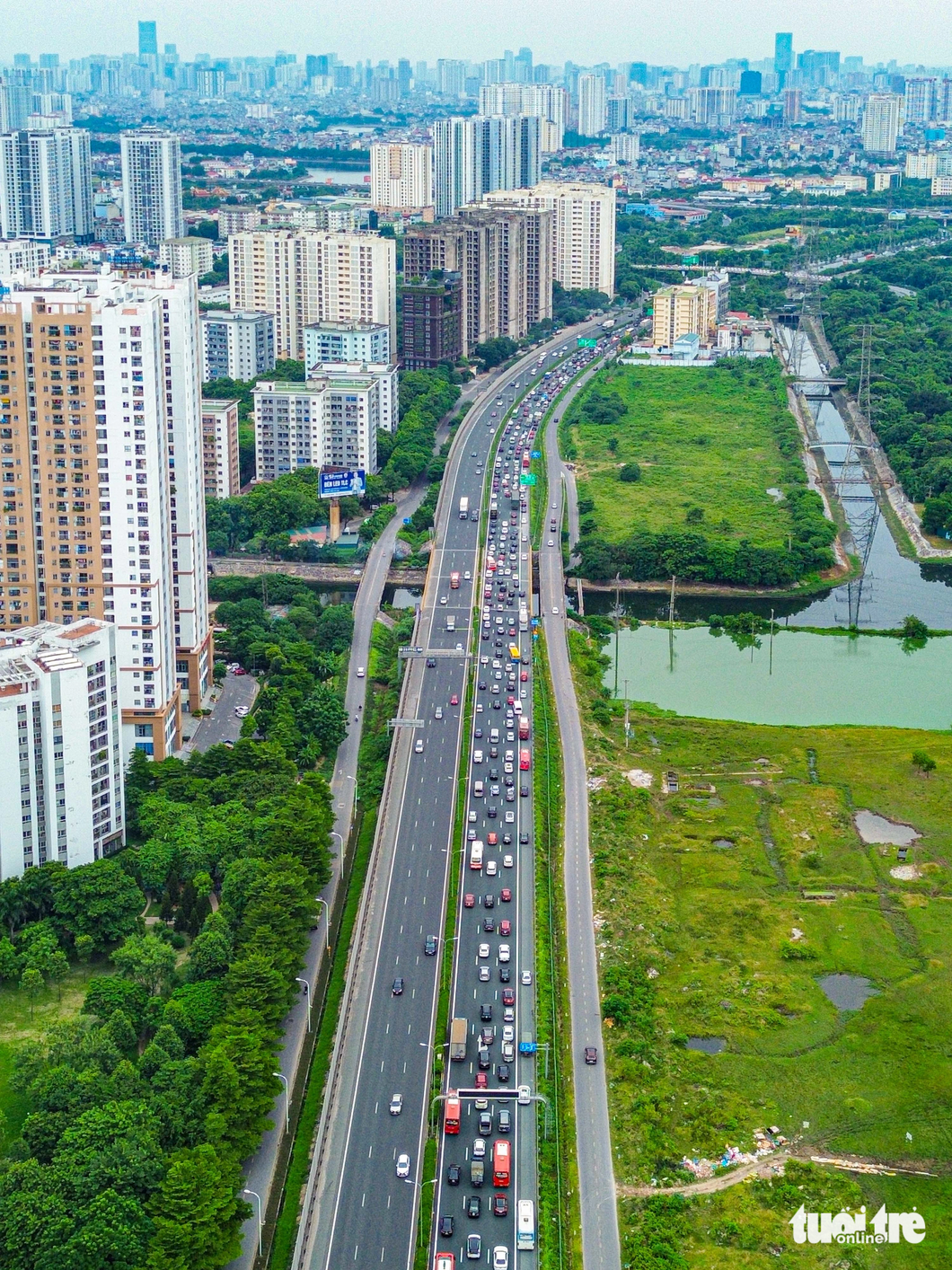 Hàng dài xe cộ trên cao tốc Pháp Vân - Cầu Giẽ nối đuôi nhau về phía trung tâm Hà Nội từ cuối giờ chiều - Ảnh: HỒNG QUANG